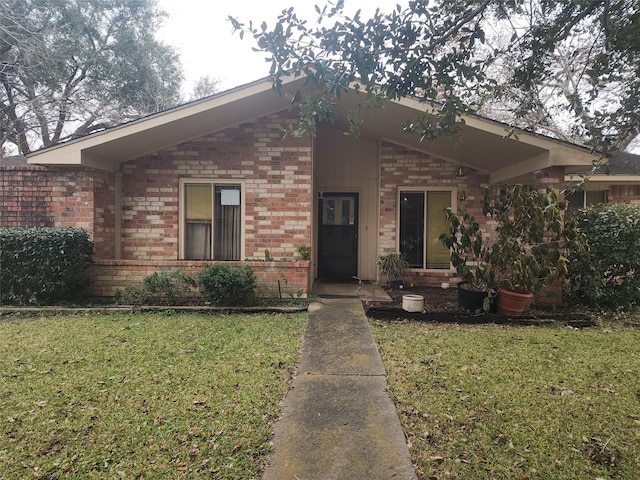 view of front of house with a front lawn