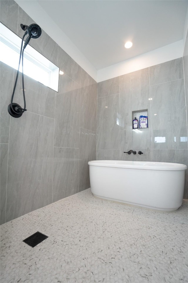 bathroom featuring tile walls