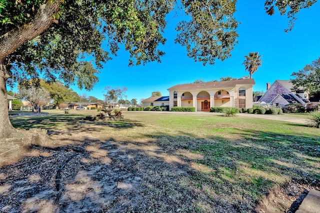 view of front of home featuring a front yard