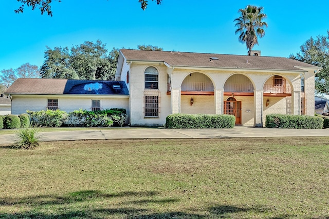 view of front of house featuring a front yard