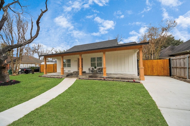 view of front of house with a front lawn and covered porch