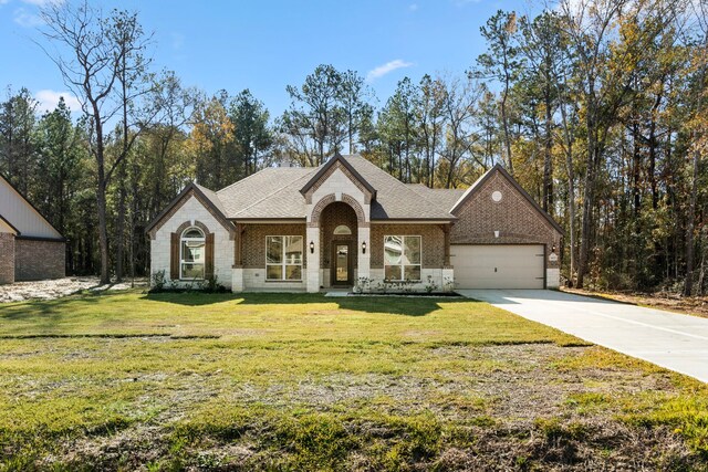 view of front of property featuring a garage and a front yard