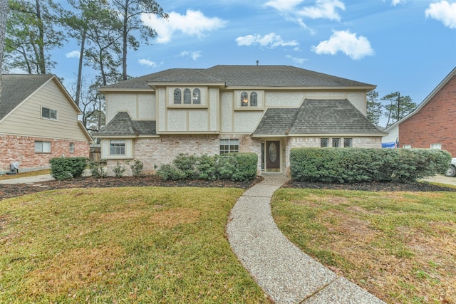 view of front of house featuring a front lawn