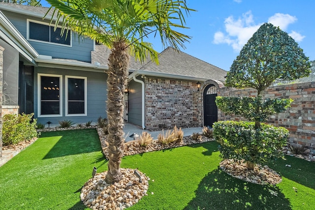 view of front facade featuring a front lawn