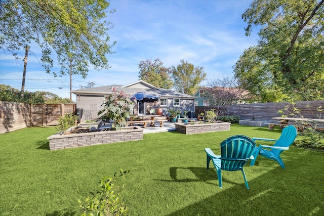 view of yard featuring a patio