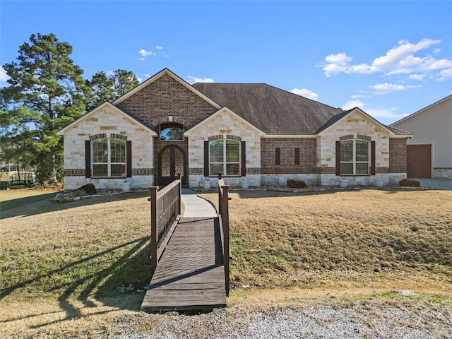 view of front facade featuring a front lawn