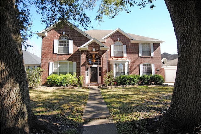 view of front facade with a front lawn