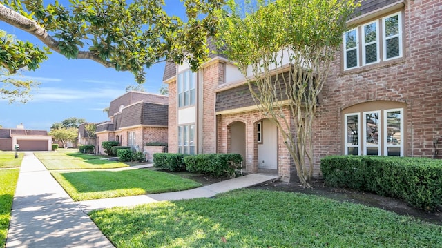 view of front of property featuring a front yard