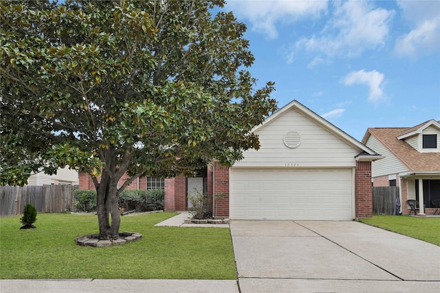 view of front of property featuring a front lawn