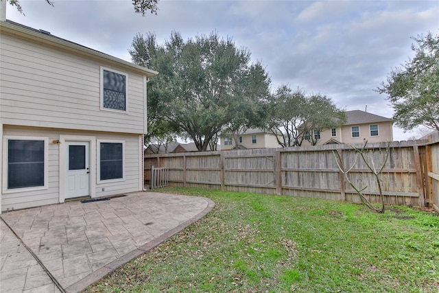 view of yard featuring a patio area