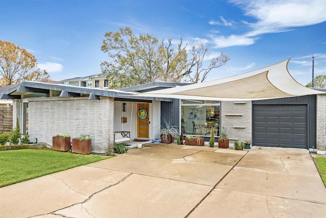 view of front facade with a garage and a front yard