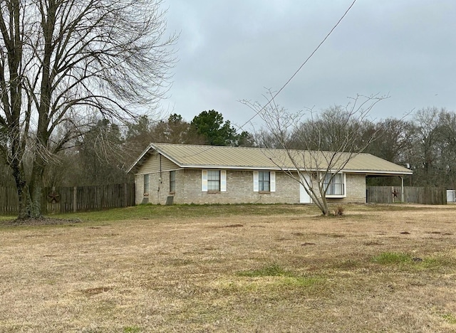 single story home with a front yard