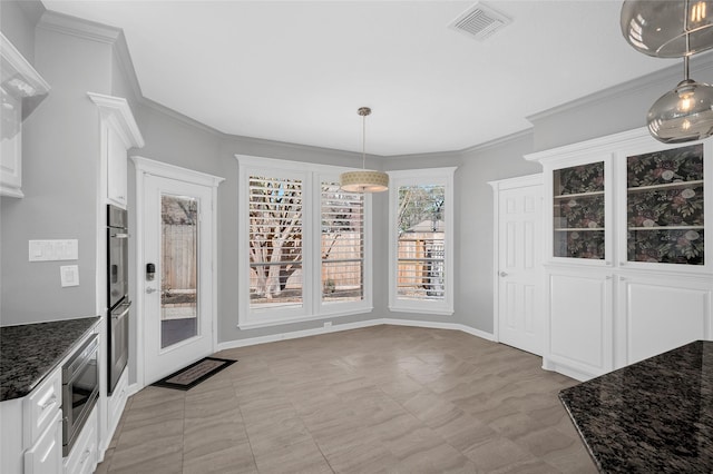 dining area with ornamental molding, visible vents, and baseboards