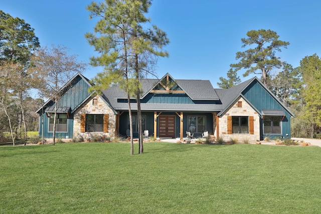 view of front facade featuring a front yard