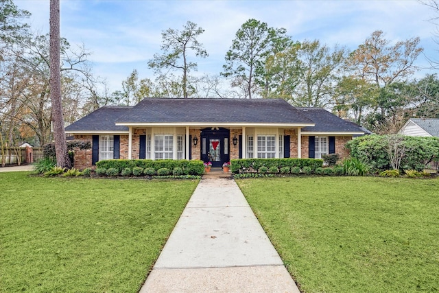 ranch-style house featuring a front yard