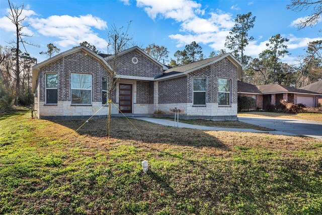 single story home featuring a front yard