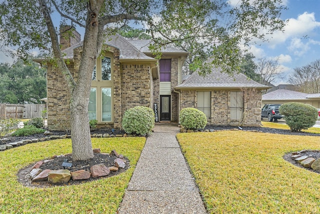 view of front of property featuring a front lawn