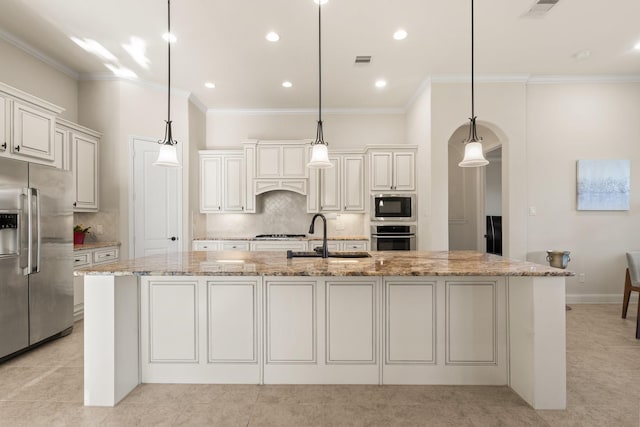 kitchen featuring a spacious island, stainless steel appliances, decorative light fixtures, and sink