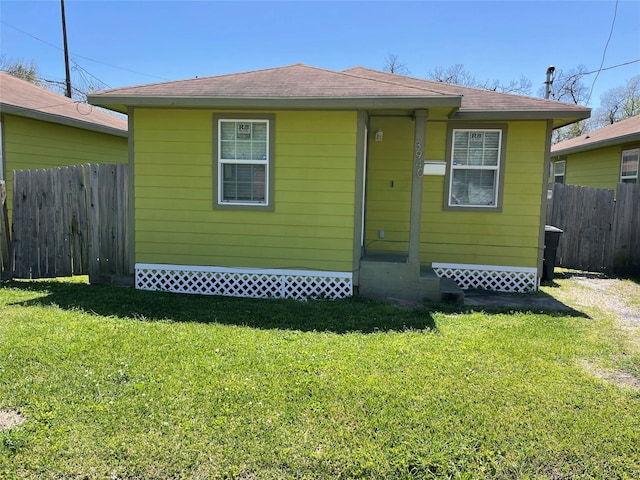 view of front of property with a front yard