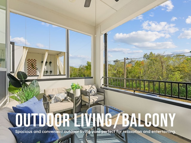 sunroom with ceiling fan