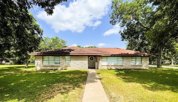 single story home featuring a front yard