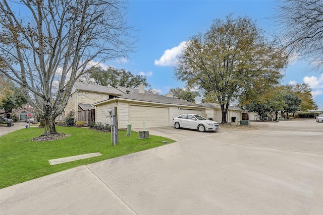 view of front of property featuring a garage and a front yard