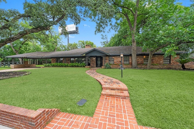 view of front of property featuring a front yard