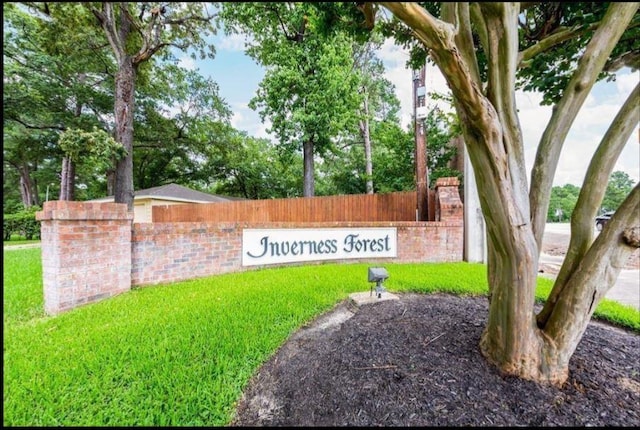 community sign with a yard and fence