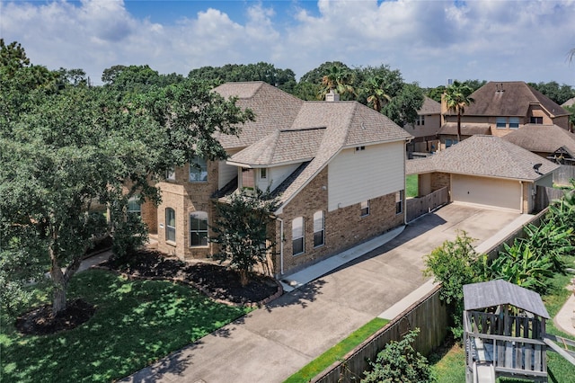 view of front of property featuring a front yard