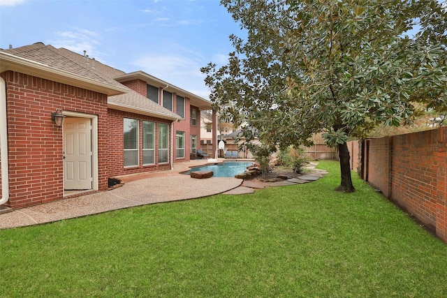 view of yard featuring a fenced in pool