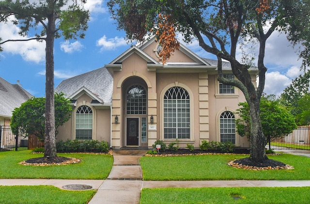 view of front of house featuring a front lawn