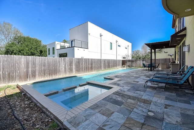 view of pool featuring a patio, an in ground hot tub, and ceiling fan