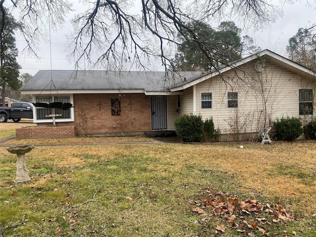 single story home with a front lawn