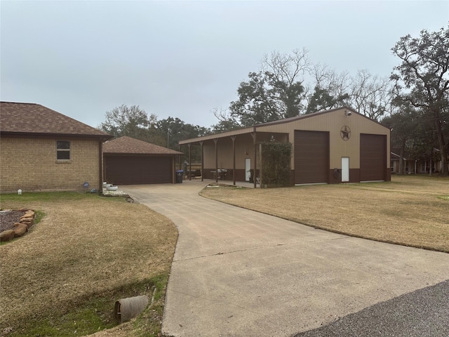 view of front of home featuring a shingled roof, a front lawn, and brick siding