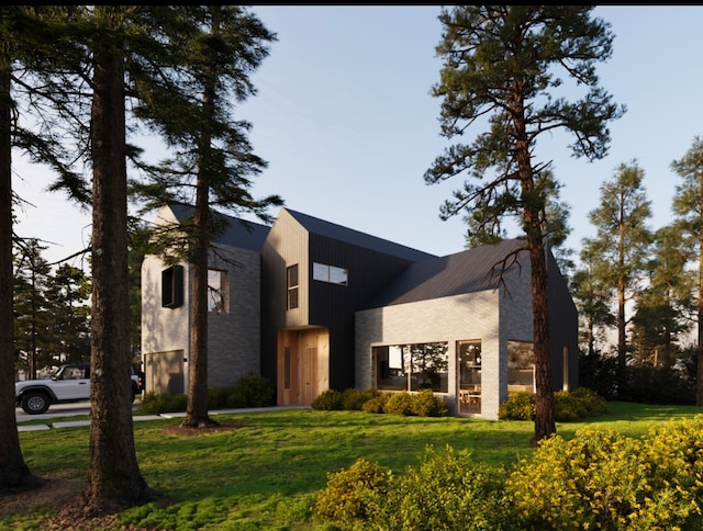 view of front of house featuring a front lawn