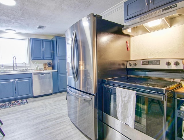 kitchen with sink, light hardwood / wood-style flooring, stainless steel appliances, a textured ceiling, and blue cabinets