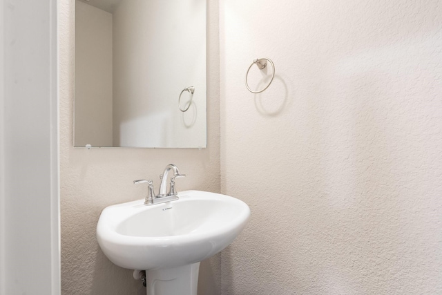 bathroom featuring sink