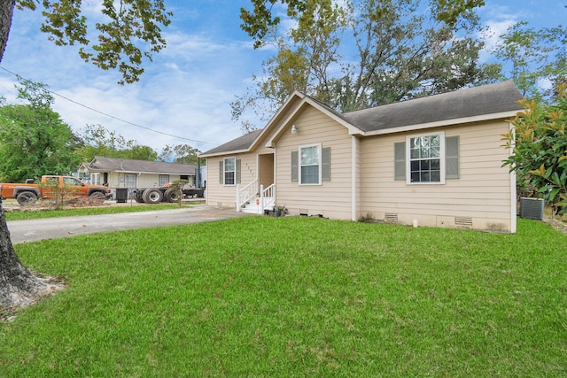 view of front of property featuring a front lawn