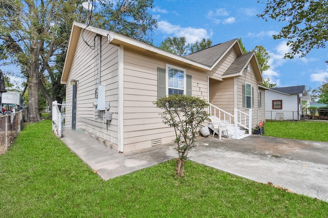 view of front of home featuring a front yard