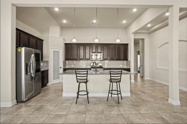 kitchen featuring sink, decorative light fixtures, an island with sink, and appliances with stainless steel finishes