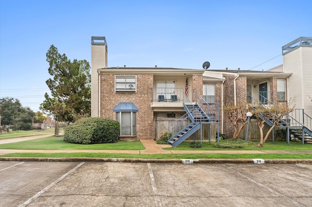 view of front of home featuring a front yard