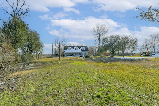 view of yard featuring a rural view