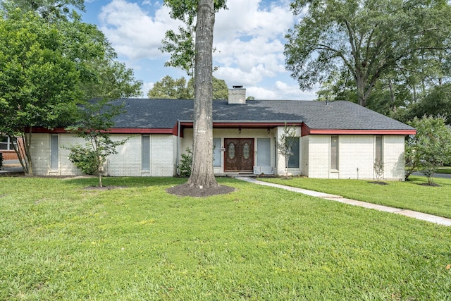 ranch-style house featuring a front yard