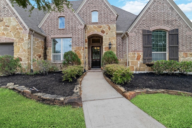 view of front facade with a front yard