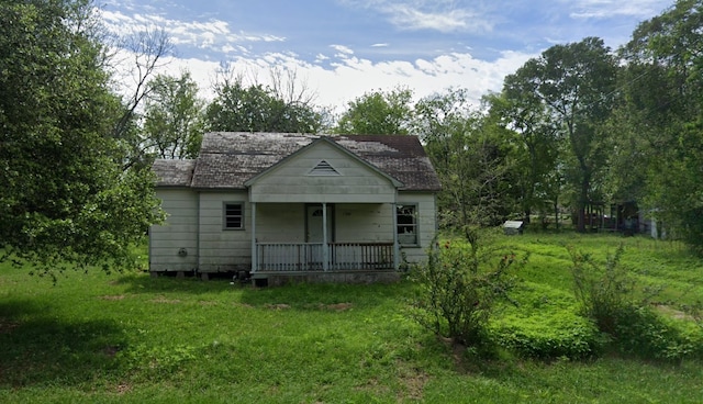 view of front of property with a porch and a front yard