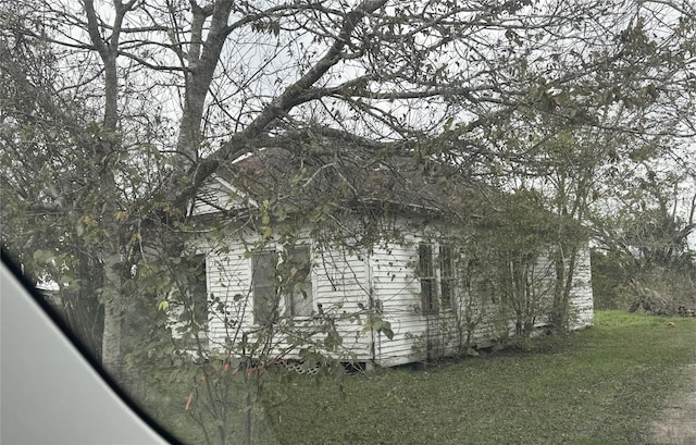 view of side of property featuring a lawn