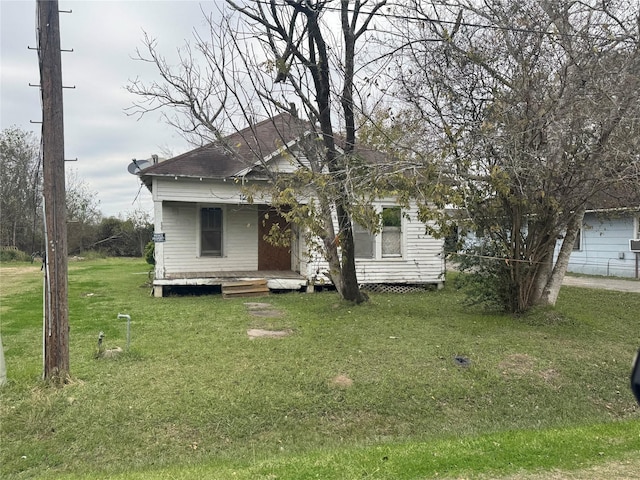 view of front of property with a front yard