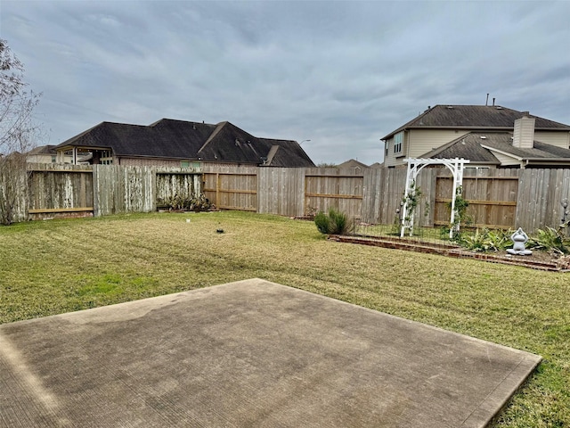 view of yard featuring a patio area