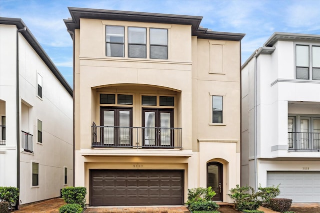 view of front facade featuring a garage