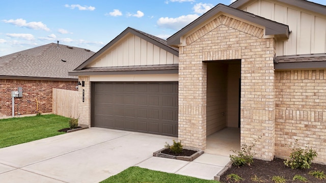 view of front facade featuring a garage